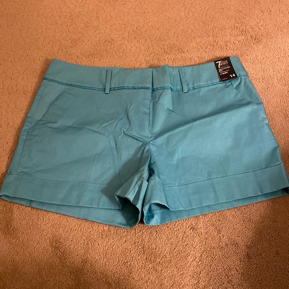 ***NWT*** NEW YORK & COMPANY SIGNATURE FIT 4” STRETCH SHORT - Picture 1 of 11